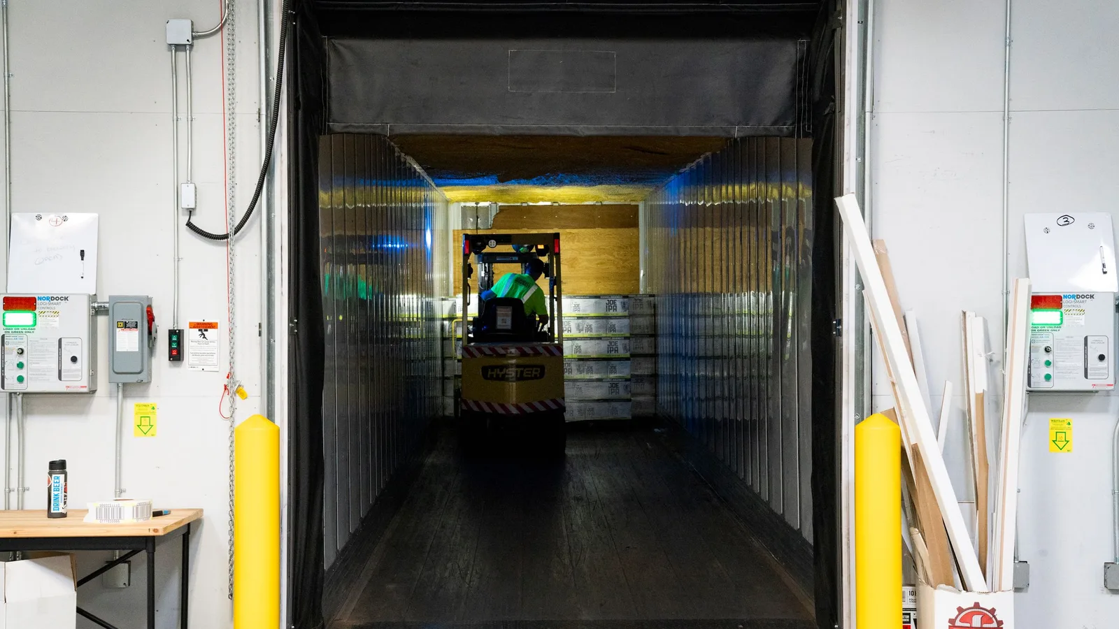 Truck vid industriell lastport inne i ett lager